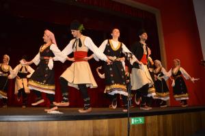 Glej lušno je pr' nas s plesalci in pevci z različnih koncev 9